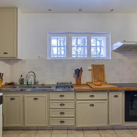 10 Bedroom Stunning In בית נופש אספאיו